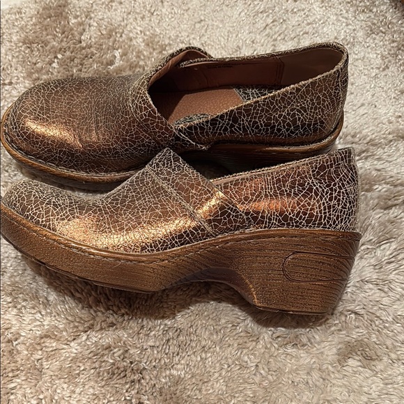New NWOT Born Women's Bronze Crackle Clogs shiny 6 - Picture 13 of 15